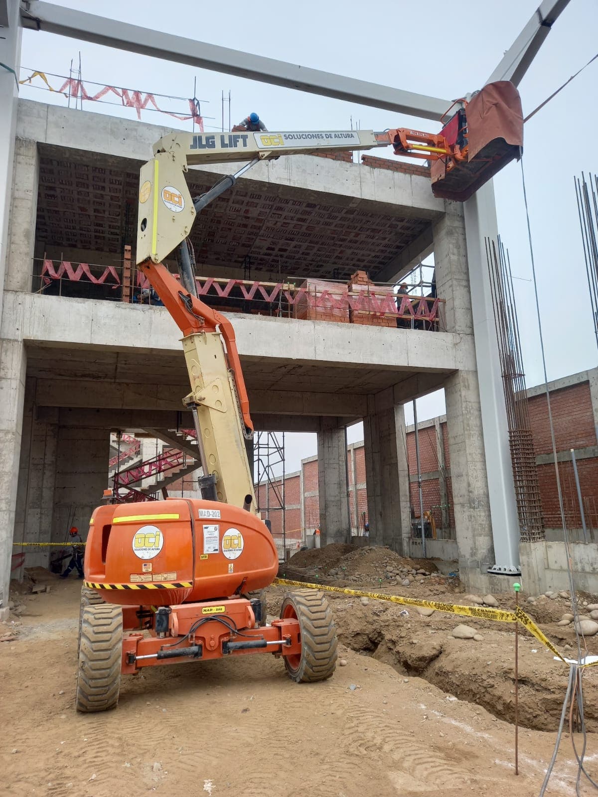Plataforma tijera diésel todo terreno